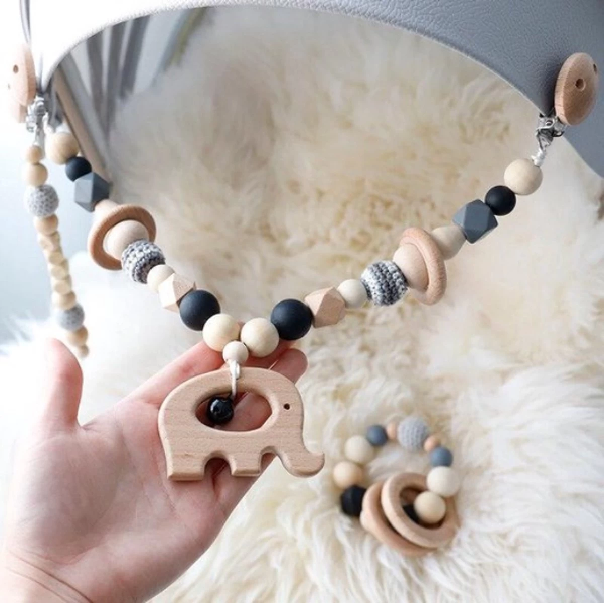 Littlecutiez - Wagenspanner Dombo - Olifant - Gehaakt - Hout - Kralen - Kinderwagen - Buggy - Kraamcadeau - Baby - Zilver 1 Littlecutiez - Wagenspanner Dombo - Olifant - Gehaakt - Hout - Kralen - Kinderwagen - Buggy - Kraamcadeau - Baby - Zilver