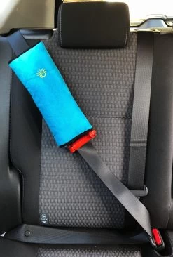 3D Blauwe Gordelkussen Of Slaapkussen Als Reiskussen In De Auto. Dit Kussen Is De Beschermer Van Riem/Gordel, Nek, Hoofd En Kind Bij Het Slapen -Kinderwagens Kortingswinkel 810x1200 1