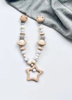 Wagenspanner Ster - Baby Wagenspanner Hout - Vrolijke Kinderwagenspanner - Eenvoudig Te Bevestigen - Kraamcadeau Voor Jongens En Meisjes - Completebabyuitzet - Baby Cadeau 8 Wagenspanner Ster - Baby Wagenspanner Hout - Vrolijke Kinderwagenspanner - Eenvoudig Te Bevestigen - Kraamcadeau Voor Jongens En Meisjes - Completebabyuitzet - Baby Cadeau -Kinderwagens Kortingswinkel 865x1200